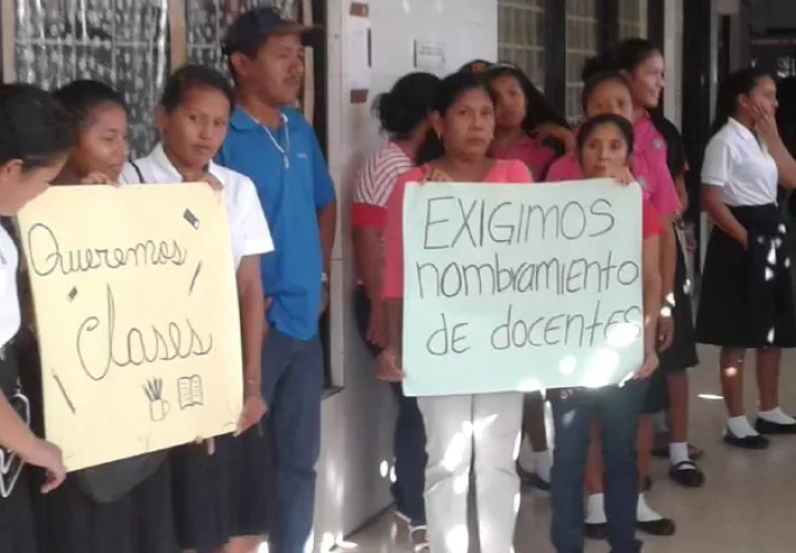 Padres de familia y estudiantes apostados frente a la regional del Meduca en Panamá Oeste. /Foto Eric A. Montenegro