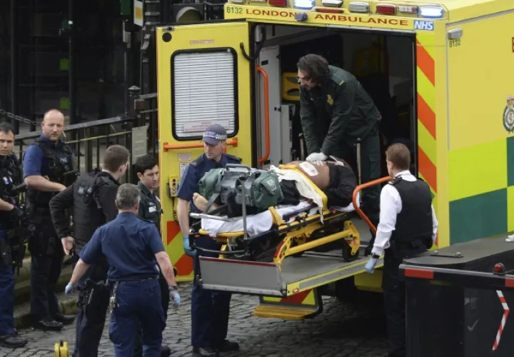 Los servicios de emergencia atienden a los heridos del ataque en el puente de Westminster. /Foto AP