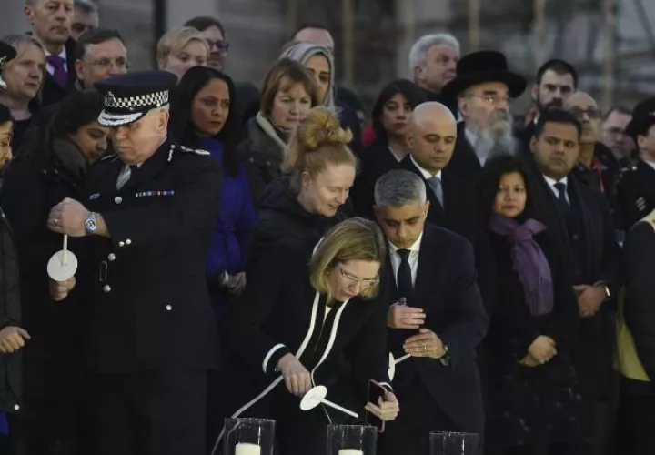 Vigilia en la Plaza de Trafalgar en Londres; rinden homenaje a la víctimas del ataque. /Foto EFE