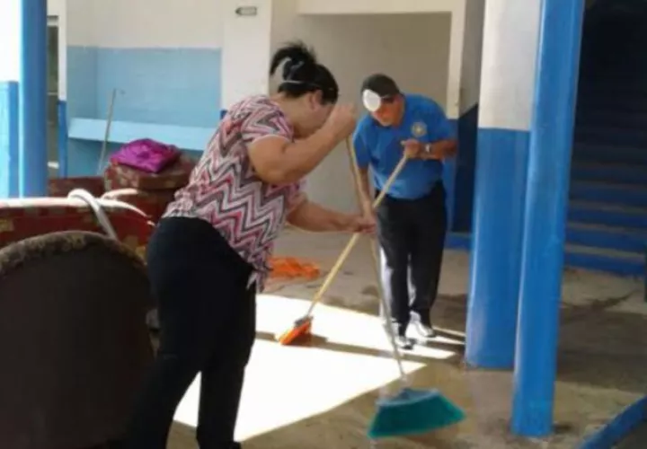 Limpieza del colegio. /Foto Eric A. Montenegro