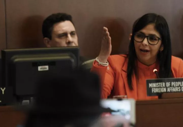 La ministra de Relaciones Exteriores de Venezuela Delcy Rodríguez (d) habla junto Luis Almagro. /Foto EFE