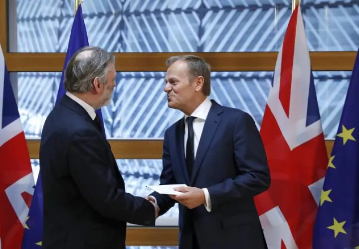 El embajador británico Tim Barrow, entrega la carta al presidente del Consejo Europeo, Donald Tusk.