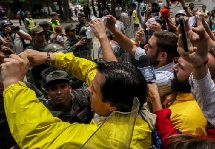 La Guardia Nacional impide el paso de un grupo de diputados que protestan. /Foto EFE