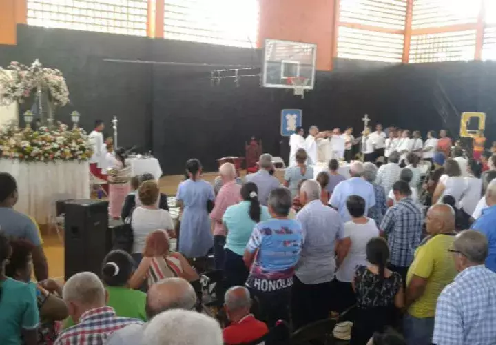 Los feligreses en la solemne misa. Foto: Zenaida Vásquez. 