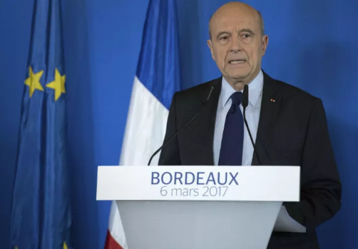 Alain Juppé, criticó durante su declaración desde Burdeos la "obstinación" de Fillon. FOTO/EFE