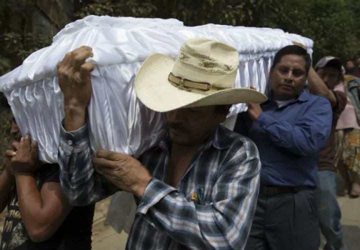 Familiares de Ana Roselia Pérez piden justicia, para su hija que murió calcinada. FOTO/AP