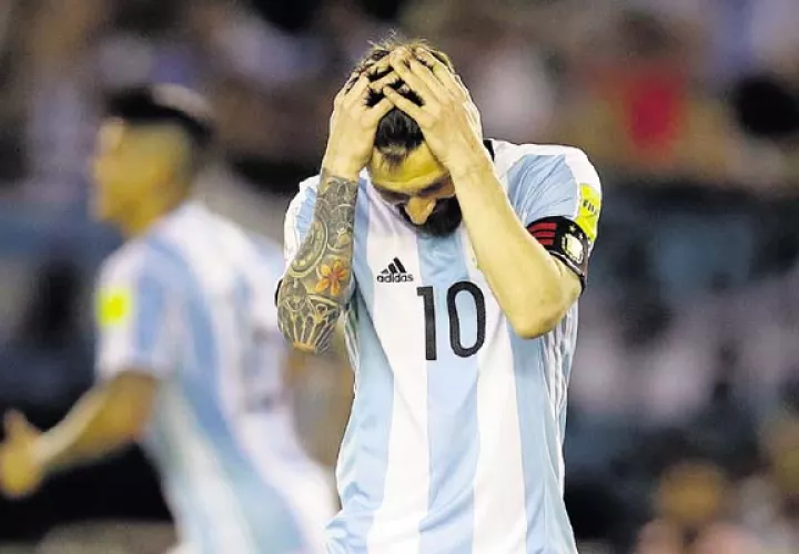 La sanción se dio, luego de que Lionel Messi Messi soltó un par de insultos a un asistente. /Foto AP