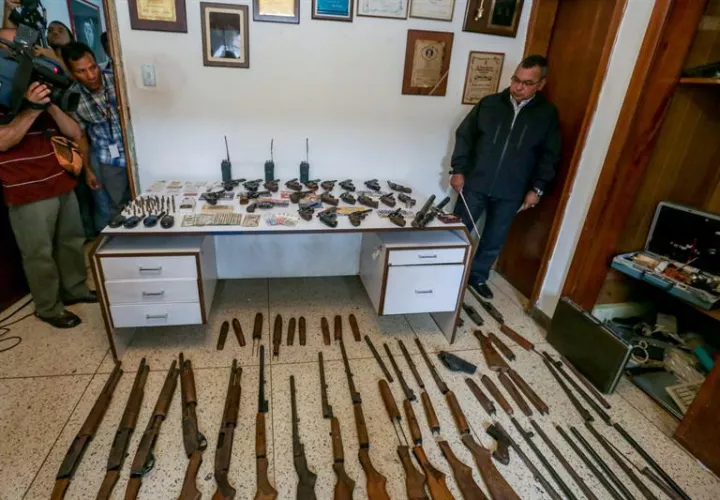 El Gobierno inició jornadas voluntarias de entrega de armas de fuego, que eran canjeadas por herramientas de trabajo. FOTO/EFE