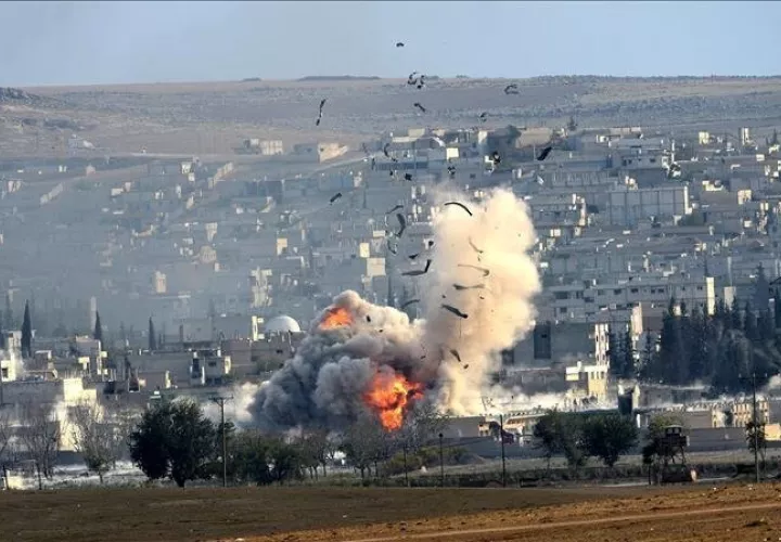 El ataque, efectuado con aviones y drones, golpeó "una reunión de importantes terroristas de Al Qaeda. FOTO/EFE