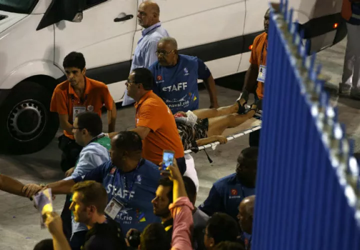 Equipo médico asiste a una persona lesionada tras un accidente durante el paso de una carroza de la escuela de samba Unidos de Tijuca. FOTO/EFE
