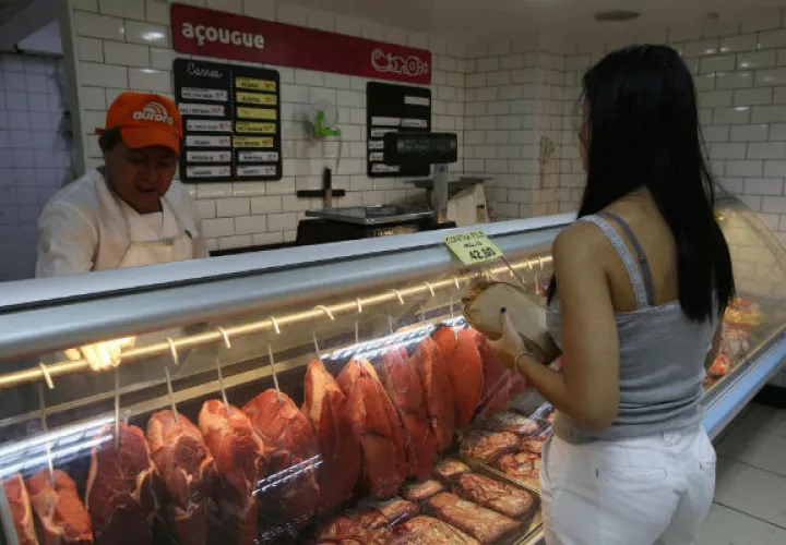 Han sido suspendidos 33 fiscales del Ministerio de Agricultura y han sido detenidos en forma preventiva unos 20 directivos de empresas y fiscales del área de vigilancia sanitaria. FOTO/EFE