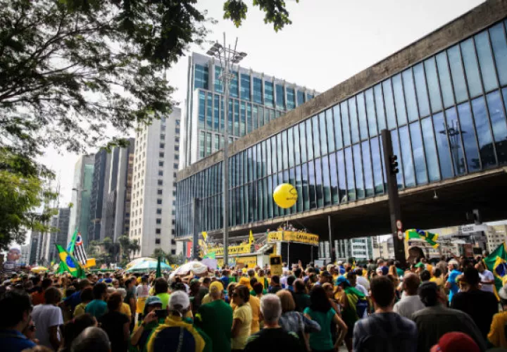 Brasileños participan en una manifestación contra la corrupción en la avenida Paulista en la ciudad de Sao Paulo. FOTO/EFE 
