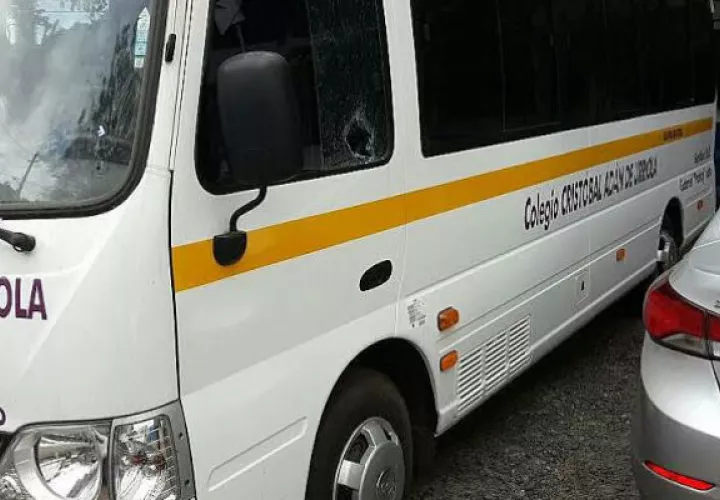 Autobús vandalizado. Foto. Raimundo Rivera 