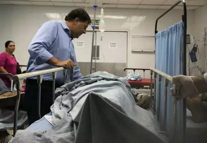 El mandatario visitó a los heridos en el Hospital Rafael Estévez de Aguadulce.