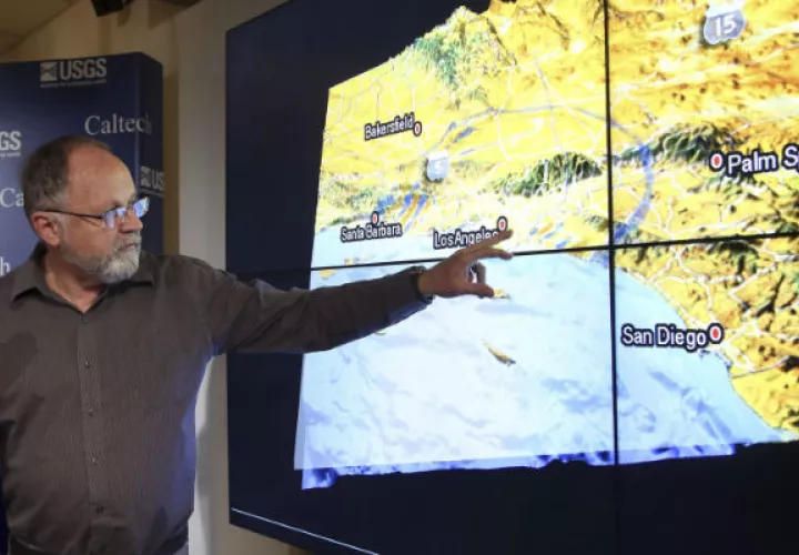 Egill Hauksson, un sismólogo de Caltech, habla sobre del nuevo estudio sobre terremotos. FOTO/AP