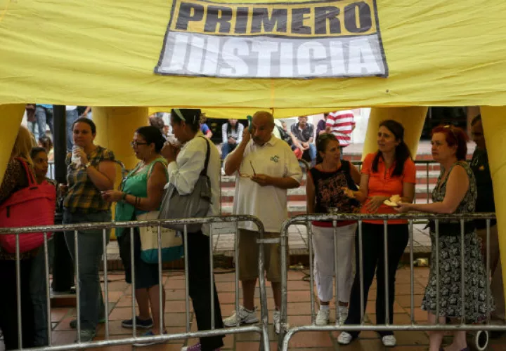 Simpatizantes del partido Primero Justicia participan en el proceso de validación. FOTO/EFE