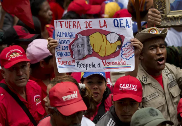 Seguidores de Nicolás Maduro protestan en las calles de Caracas contra la OEA. FOTO/AP