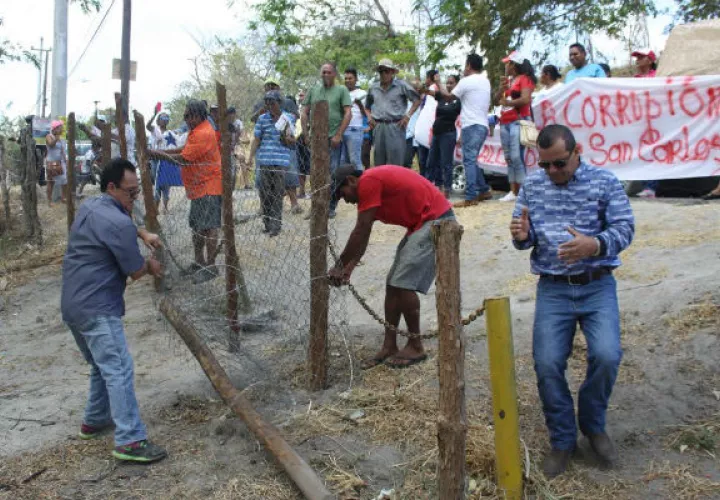 Quieren paso a la playa. Foto: Eric A. Montenegro