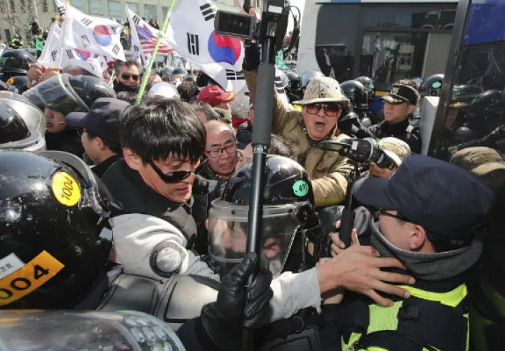 Simpatizantes de Park Geun-hyem, se enfrentan a la policía. FOTO/EFE
