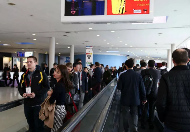  Varios visitantes recorren los pasillos en el Congreso Mundial de Móviles, (MWC, en sus siglas en inglés). Foto/EFE