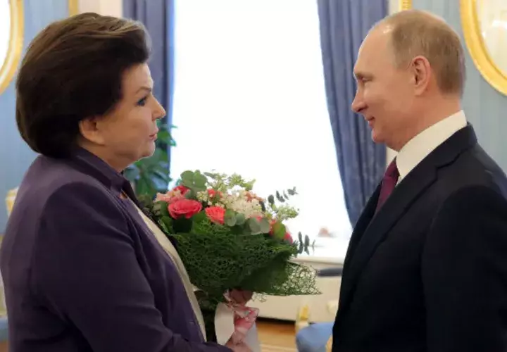 El presidente ruso Vládimir Putin (d) felicita por su 80 cumpleaños a la primera mujer que voló al espacio, Valentina Tereshkova.Foto/EFE