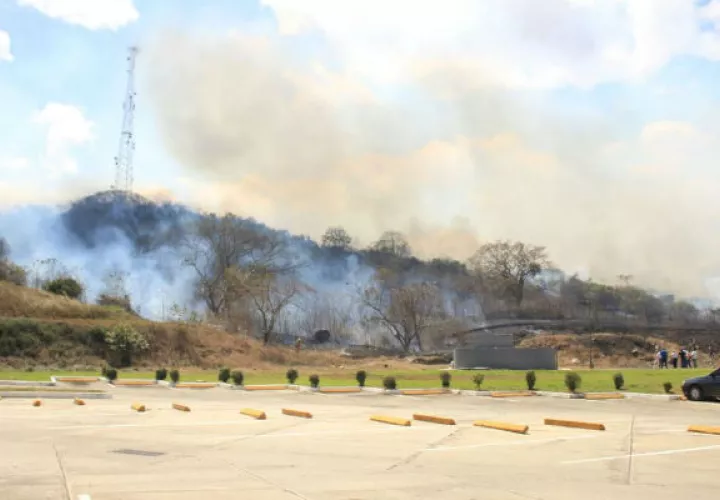 Humo se esparce en el área. Foto: Thays Domínguez 