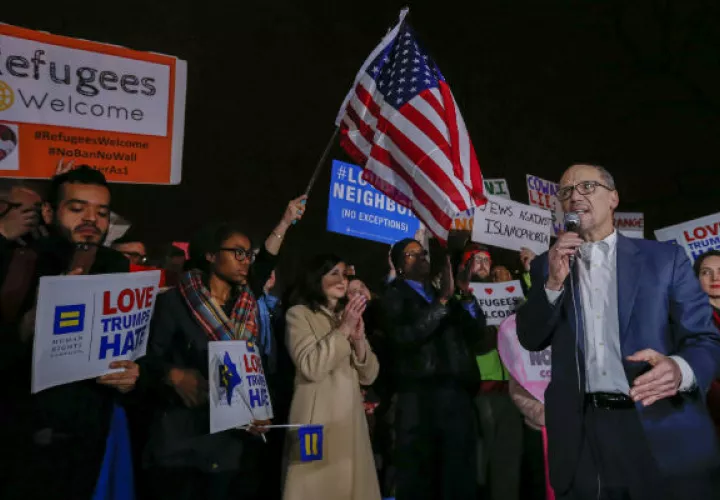 Un grupo de personas protestan por el nuevo decreto migratorio de Trump. FOTO/AP