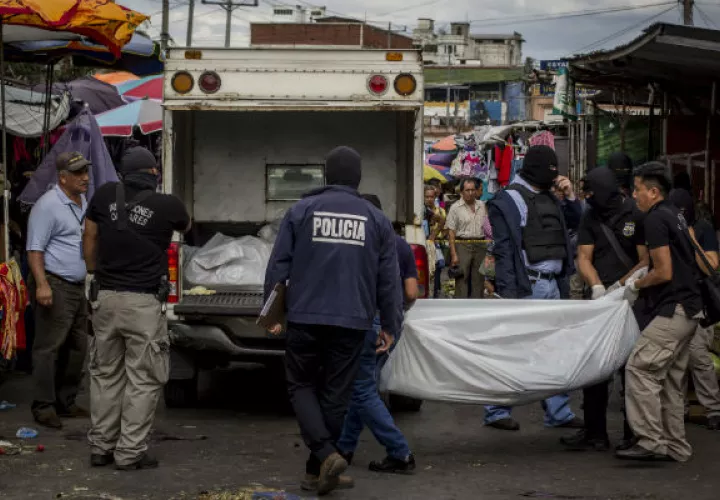  El país centroamericano es considerado uno de los más violentos del mundo por sus tasas de 103 y 81.7 homicidios por cada 100,000 habitantes en 2015 y 2016, respectivamente. FOTO/AP 