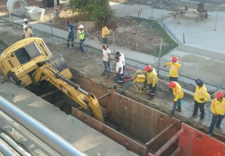 Trabajadores observan la maquinaria. Foto: Delfia Cortez 