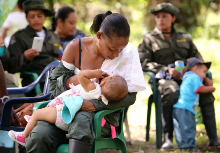 Las mujeres de las Farc son muy apegadas a su familia y esperan un mejor futuro para sus hijos. FOTO/EFE