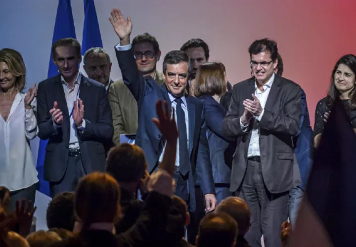 El candidato de la derecha francesa a las presidenciales, François Fillon, se mantuvo firme en su voluntad de seguir adelante pese a las deserciones en su campaña. FOTO/AP