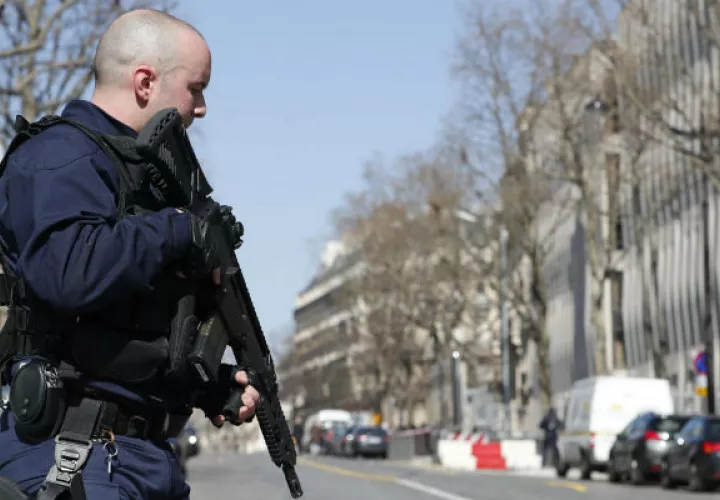 Agentes de policía montan guardia en los alrededores de la sede del FMI. FOTO/EFE
