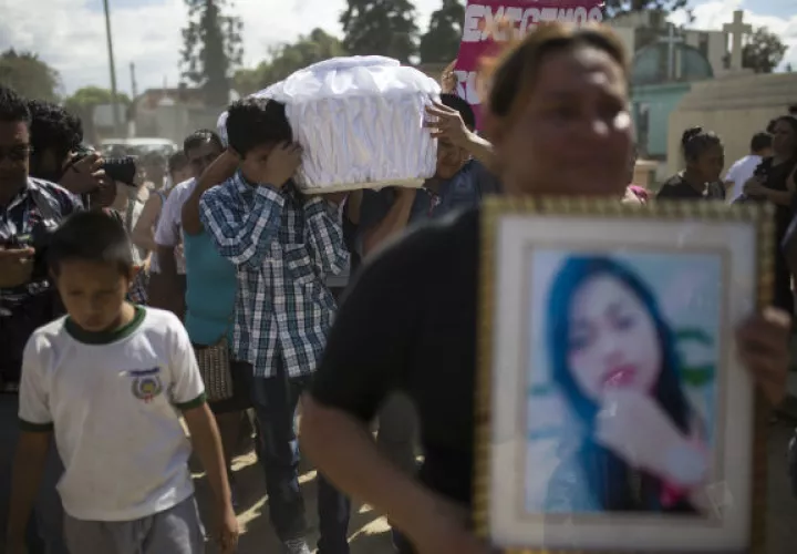 Con dolor y tristeza realizan las honras fúnebres de una de las chicas fallecidas en  Hogar Seguro Virgen de la Asunción. FOTO/EFE 