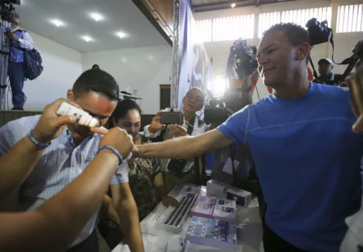 Hondureños participan en las primarias de los partidos políticos. FOTO/EFE