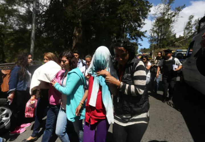 Familiares retiran a menores del Hogar Virgen de la Asunción. Foto/ EFE