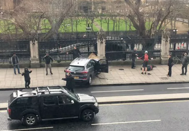 Auto estrellado en las inmediaciones del Parlamento. FOTO/AP