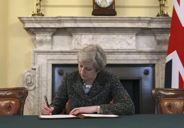 Primera ministra británica, Theresa May, firmó la carta con la que el Reino Unido solicitará su salida de la UE. FOTO/AP