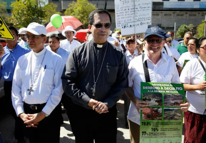 Los arzobispos Gregorio Rosa Chávez y José Luis Escobar Alas lideraron la marcha.