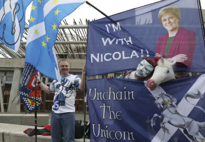 La ministra principal escocesa, la nacionalista Nicola Sturgeon, obtuvo el mandato del Parlamento. FOTO/AP
