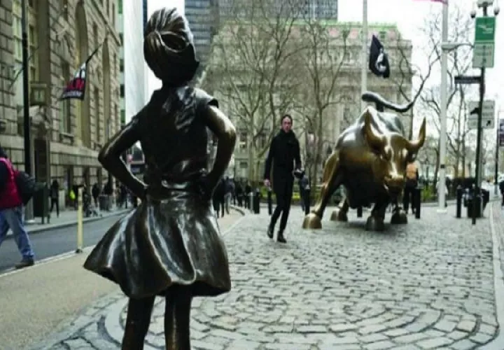El monumento de la "Niña sin miedo" en Wall Street, tiene los días contados. FOTO/EFE