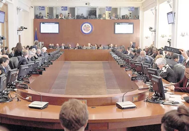 El Embajador de Mexico ante la OEA Luis de Alba (d) pide la palabra durante la sesión de la OEA. /Foto EFE