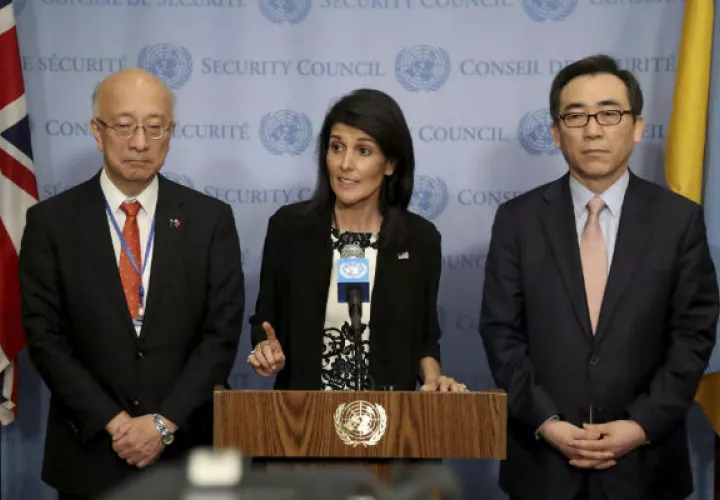 El embajador japonés de Naciones Unidas, Koro Bessho (i), la embajadora de Estados Unidos ante las Naciones Unidas, Nikki Haley (c), y su homólogo surcoreano, Oh Joon, en reunión del Consejo de Seguridad de la ONU. FOTO/EFE