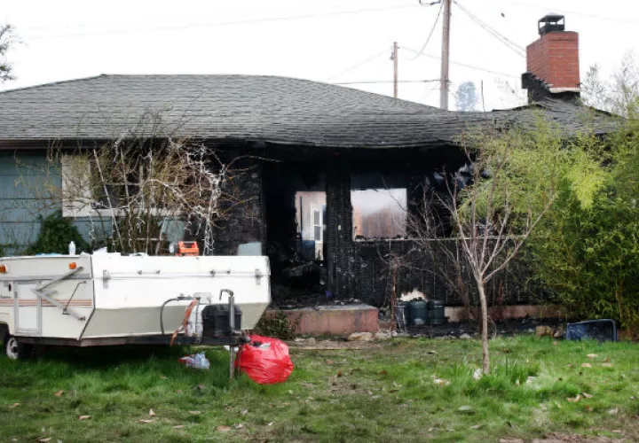 El incendio comenzó alrededor de las 2 de la madrugada en Riddle, una comunidad ubicada apróximadamente a 320 kilómetros al sur de Portland. FOTO/AP