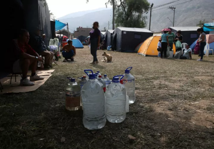 Peruanos en refugios improvisados. FOTO/EFE