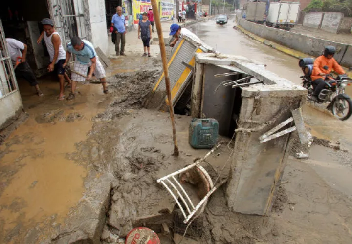 Damnificados buscan sus pertenencias entre los escombros que dejó una inundación en Tarazona. FOTO/EFE