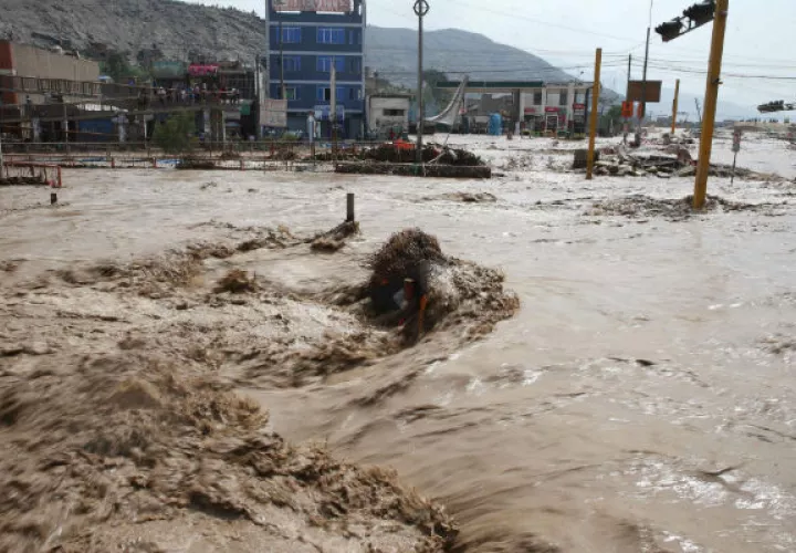 El agua y el lodo arrastró todo a su paso. FOTO/EFE