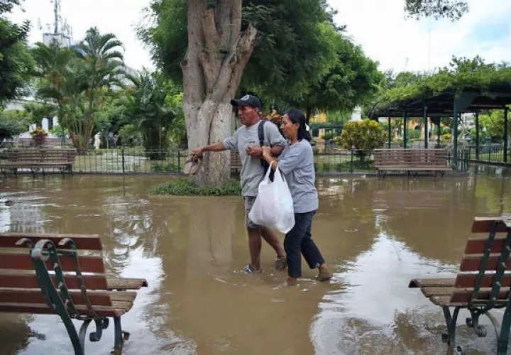 Las lluvias e inundaciones en el país han dejado más de 122,000 damnificados.FOTO/EFE 