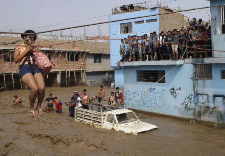 Los equipos de rescate siguen buscando personas atrapadas. FOTO/EFE