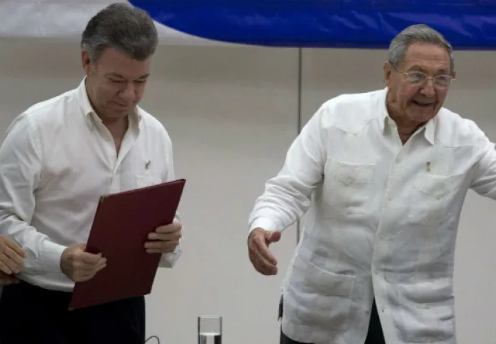 Juan Manuel Santos y Raúl Castro. Foto: Archivo