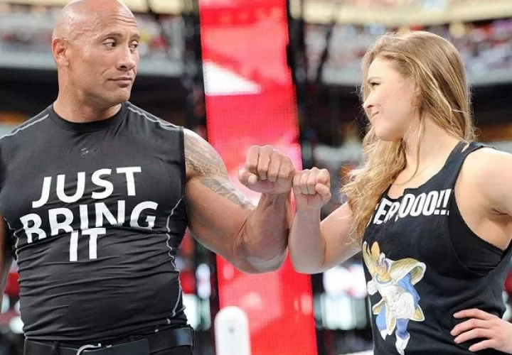 Rosey  junto a la Roca en un evento pasado. Foto/WWE